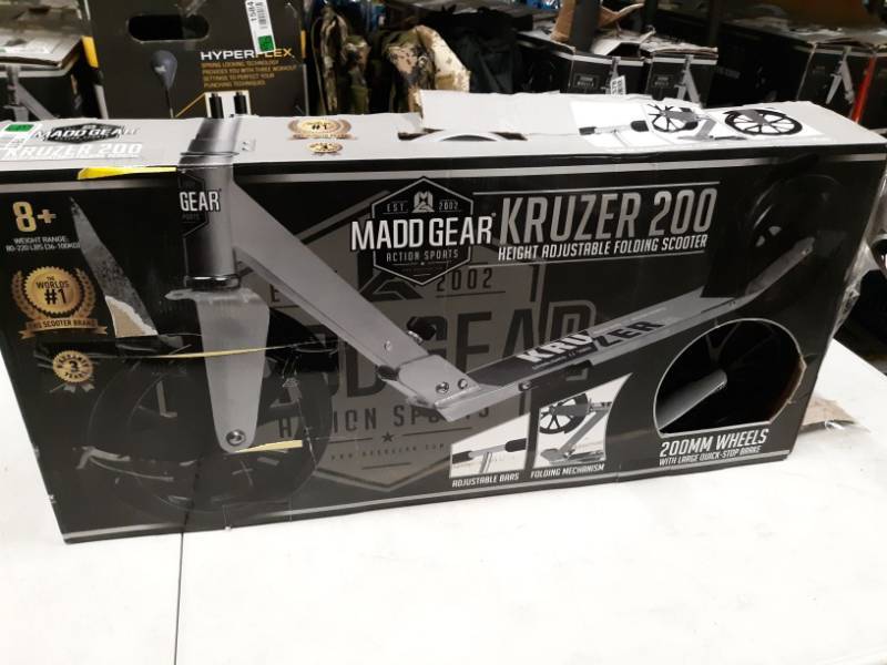 lot 1611 image: Madd Gear Kruzer 200 Scooter