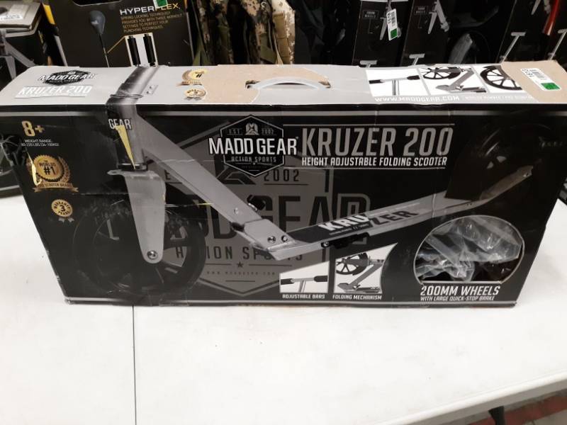 lot 1613 image: Madd Gear Kruzer 200 Scooter