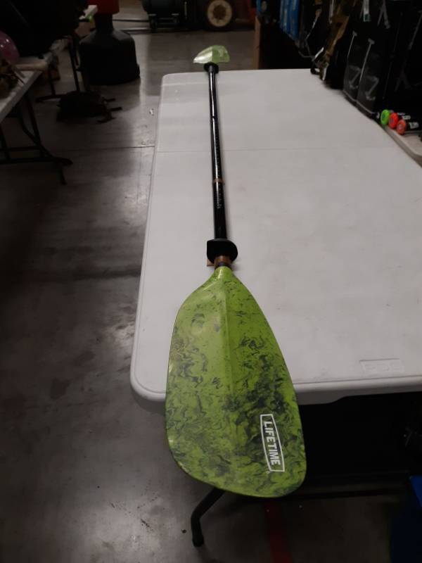 lot 1682 image: Lifetime Kayak Paddle.