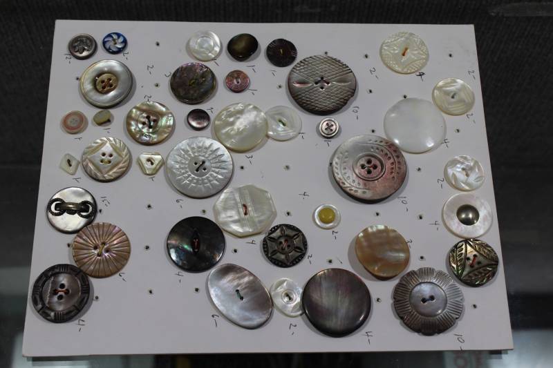 lot 2395 image: Card of Vintage Mother of Pearl Buttons Various Sizes and Styles