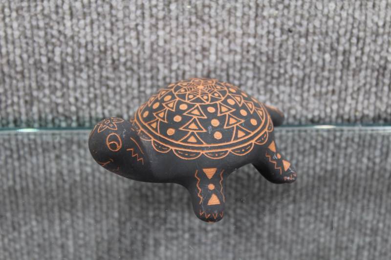 lot 2412 image: 1993 Navajo Art Pottery Turtle Figure. Grants NM
