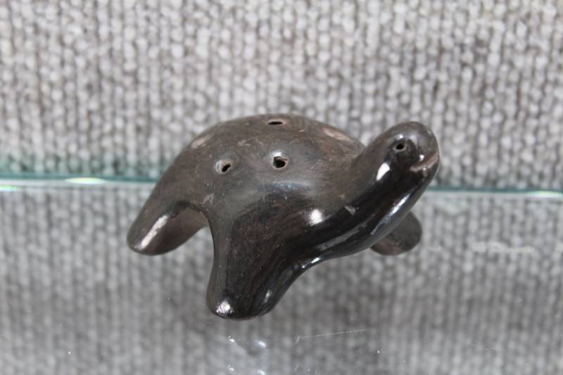 lot 2410 image: Native American Art Pottery Turtle Figure