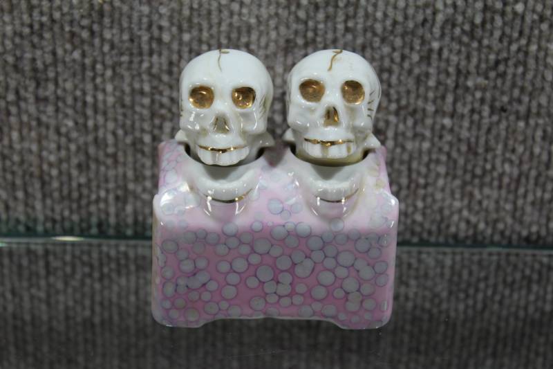 lot 2419 image: Vintage REPAIRED Nodder Skull Salt and Pepper Set