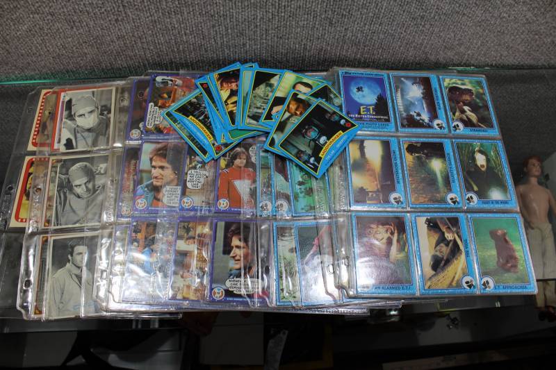 lot 2427 image: Lot of Vintage Movie and TV Show Trading Cards - James Bond Moonraker, Mork and Mindy, and E.T. Cards