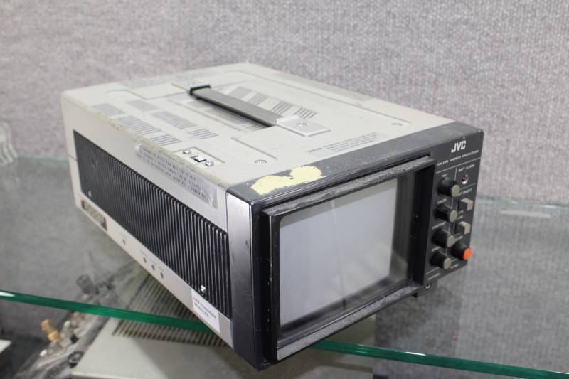 lot 2437 image: Vintage Pro AV Video Production Equipment - JVC Portable Color Video Monitor TM-22U