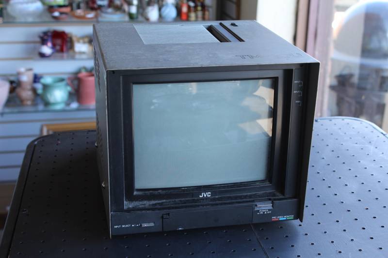 lot 2439 image: Vintage Pro AV Video Production Equipment - JVC Pro Video Monitor TM-90U