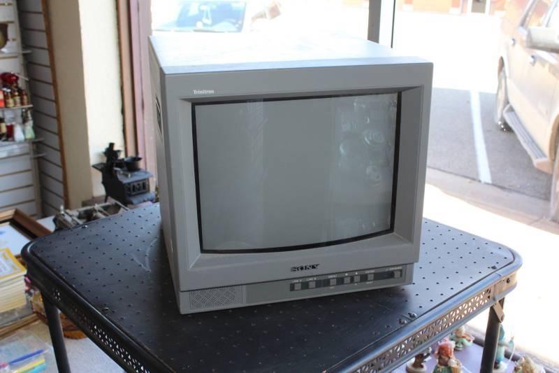lot 2443 image: Vintage Pro AV Video Production Equipment - Sony Trinitron CRT Pro Video Production Monitor PVM-14L