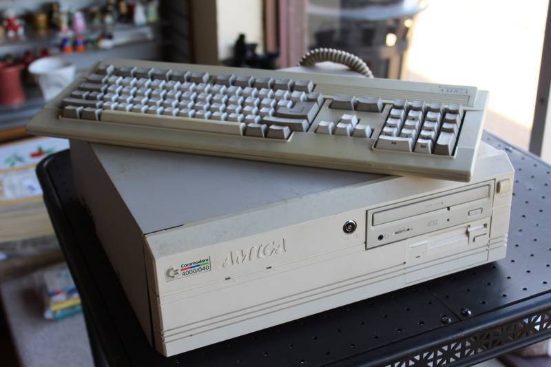 lot 2450 image: Vintage Commodore Amiga 4000040 Desktop Computer Video Editing Unit With Keyboard.  Used in Toaster Set Up.