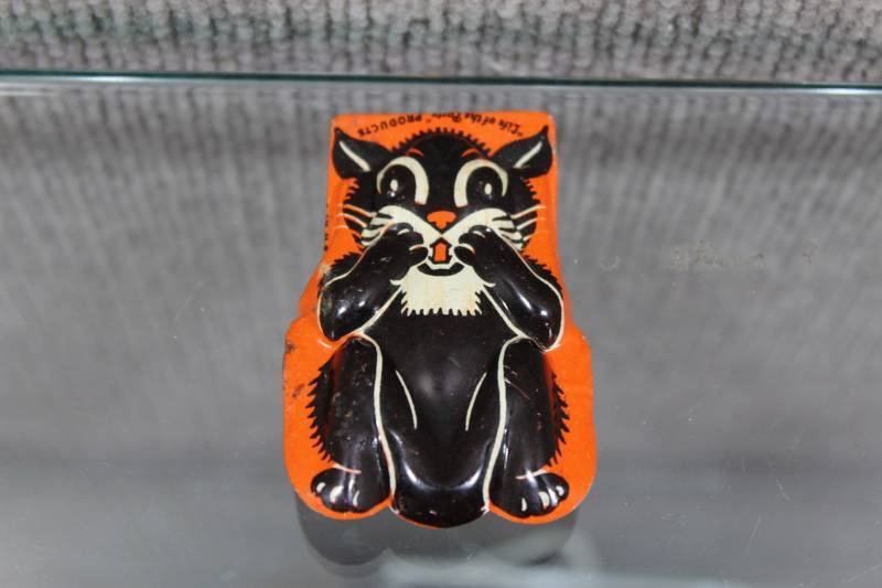 lot 2421 image: Vintage Kirchhof Halloween Black Cat Party Clicker Noisemaker