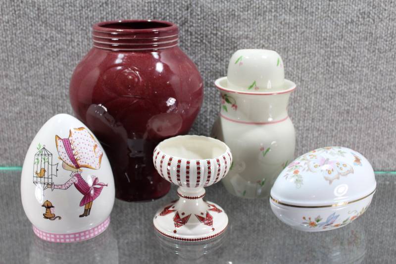 lot 2486 image: Lot of 5 White, Pink, and Cranberry ceramic Decor Items. Sring Themed Lot See Photos for Details.