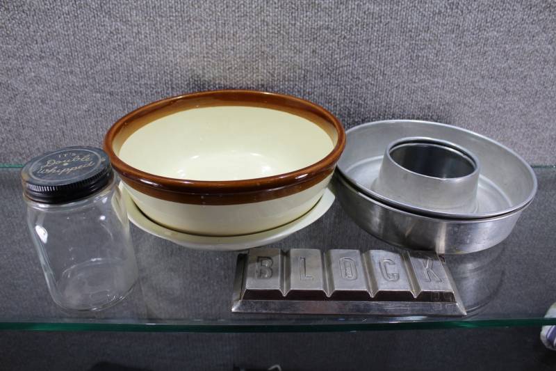 lot 2484 image: Lot of 5 Vintage Baking Dishes. Aluminium Molds, Mixing Bowl, and Pie Tin