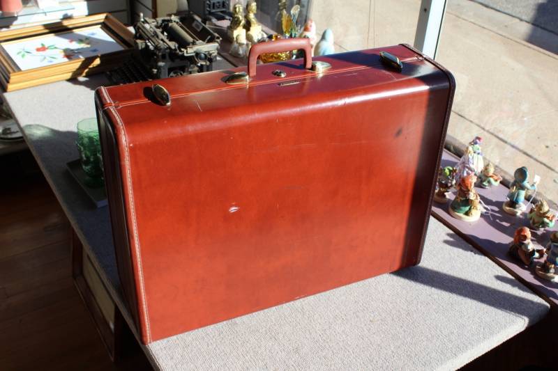 lot 2492 image: Vintage Brown Samsonite Hard Side Locking Suitcase.19X26X7.5