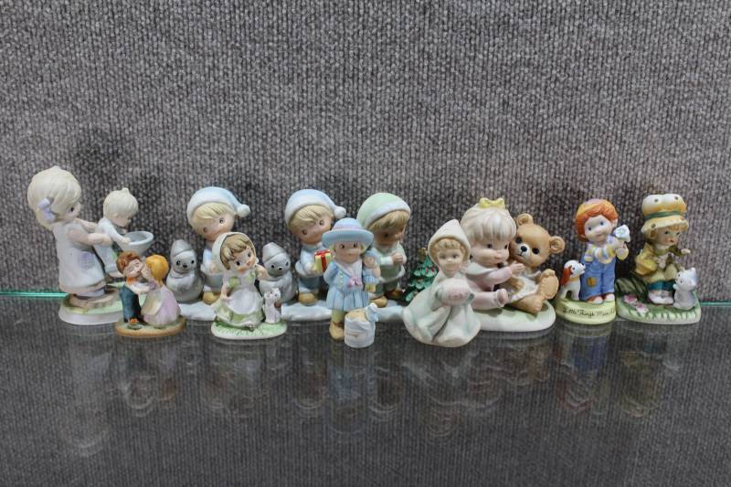 lot 2498 image: Lot of 11 Child Figurines. Avon, Homco, and Enesco