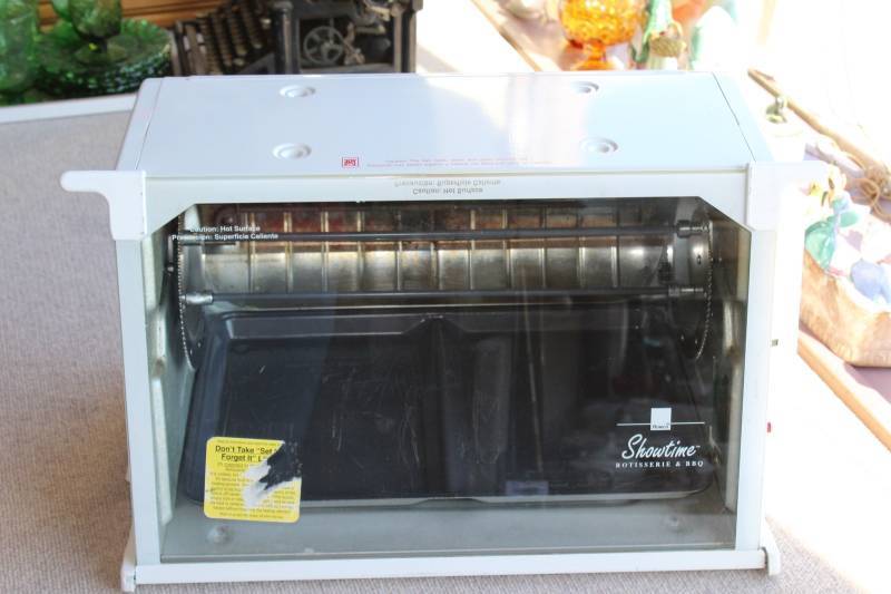 lot 2505 image: Showtime Rotisserie & BBQ Oven. White With Timer and Removable Glass Door