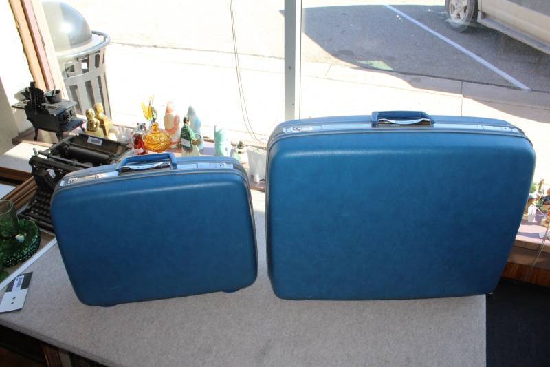 lot 2480 image: Set of 2 Light Blue Hard Side Samsonite Suitcases
