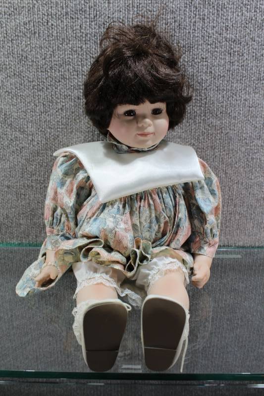 lot 2512 image: Paradise Galleries 20 Porcelain Doll