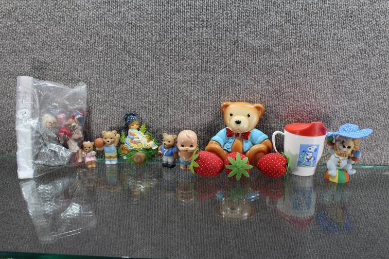 lot 2477 image: Lot of 11 Items of Small Childrens Decor Items