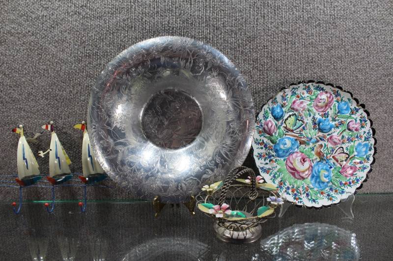 lot 2470 image: Lot of 4 Pressed Tin Decor Items.
