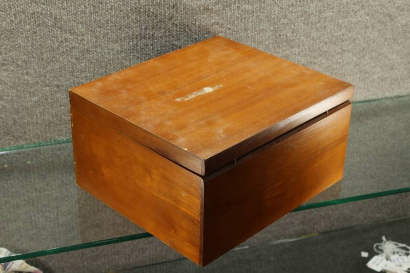 lot 2518 image: Wooden Armoral Display Box 11X12.5X6.5