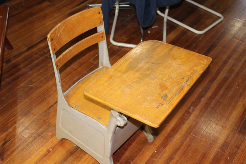 lot 2521 image: Childrens Work Desk & Chair
