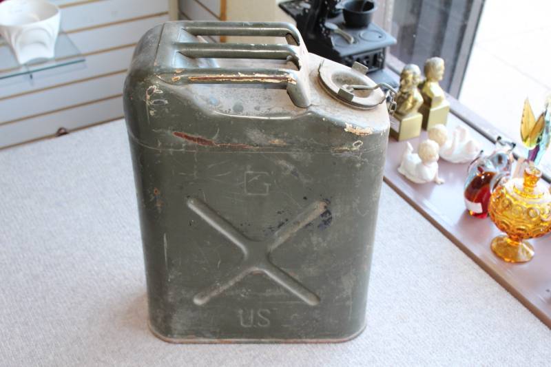 lot 2530 image: Old PetroleumGas Canister