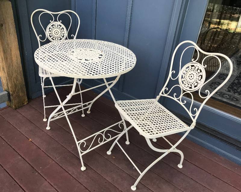 lot 1002 image: 3 piece antique white folding metal bistro set (table with two chairs)