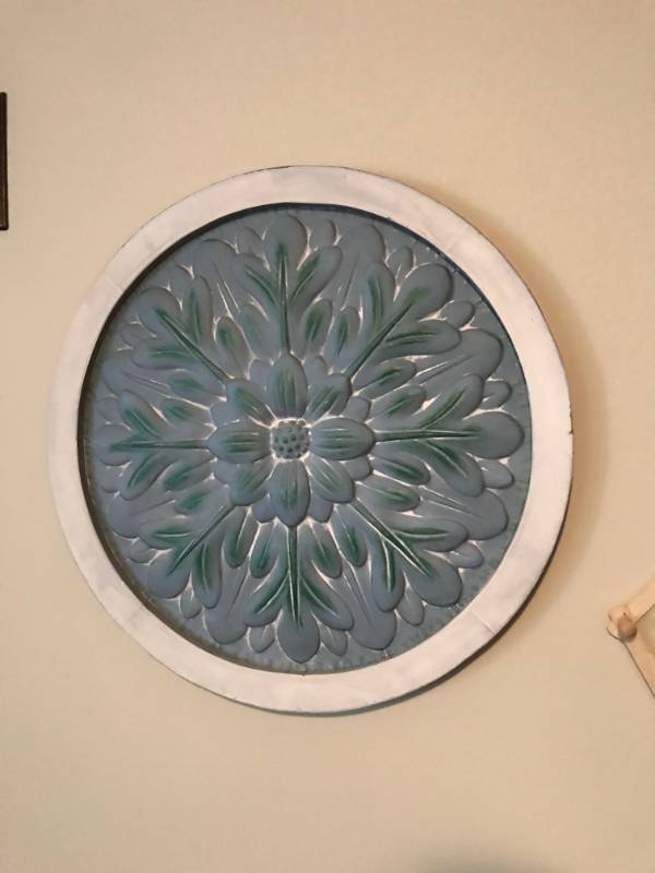 lot 1010 image: Rustic Round floral metal wall decor-26 across