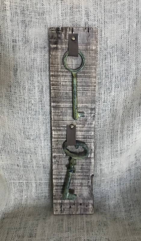 lot 1014 image: Rustic Wall Decor with hanging metal keys