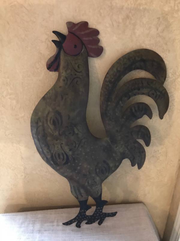 lot 1018 image: Oversized Tin Rooster Wall Decor