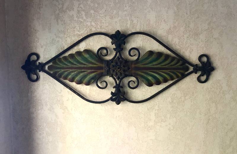lot 1023 image: Rustic Metal Wall Scroll (be sure to look at all photos for the detail in this piece)