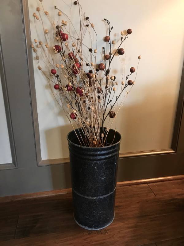 lot 1025 image: Rustic Tin with long-stem dried floral