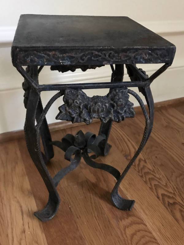 lot 1026 image: Metal Plant Stand