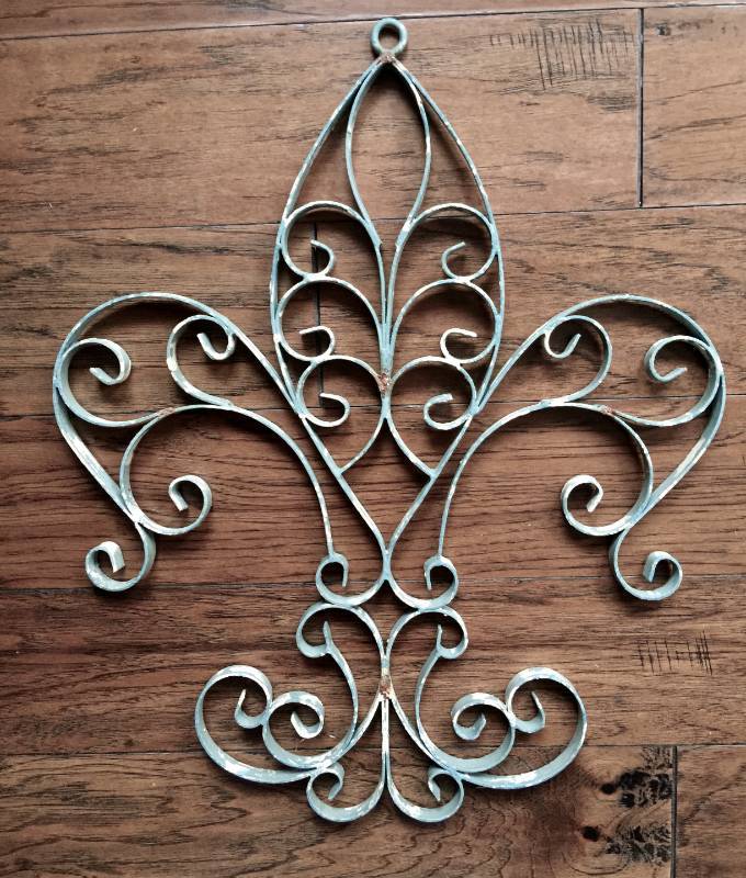 lot 1033 image: Antiqued Metal hanging Fleur de lis-22