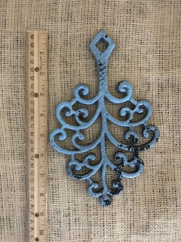 lot 1044 image: Painted cast iron trivet