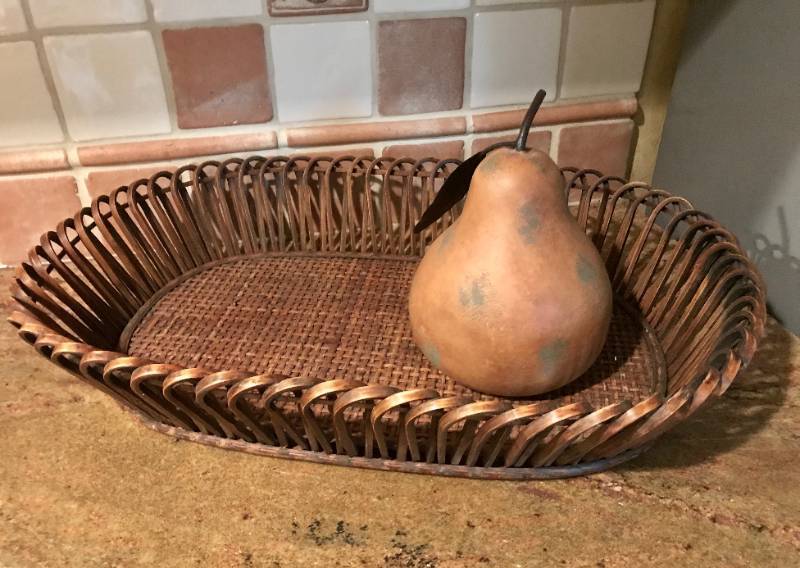 lot 1047 image: Wood Wicker serving tray with ceramic distressed pear decor