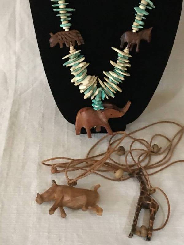 lot 1057 image: Africa Animals wood jewelry (Elephant, Rhino and Giraffe)