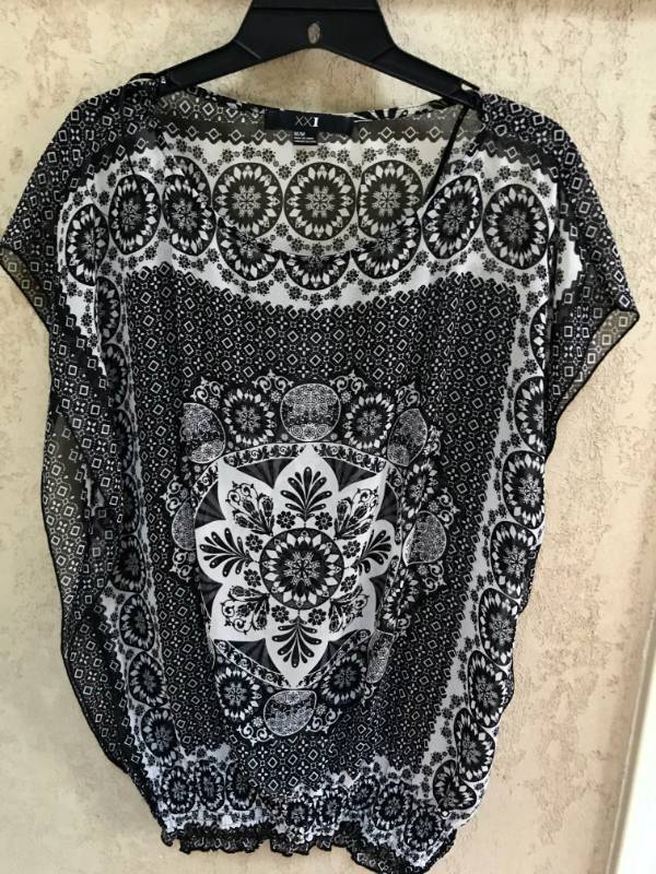 lot 1071 image: XXI short sleeve top--Black and White
