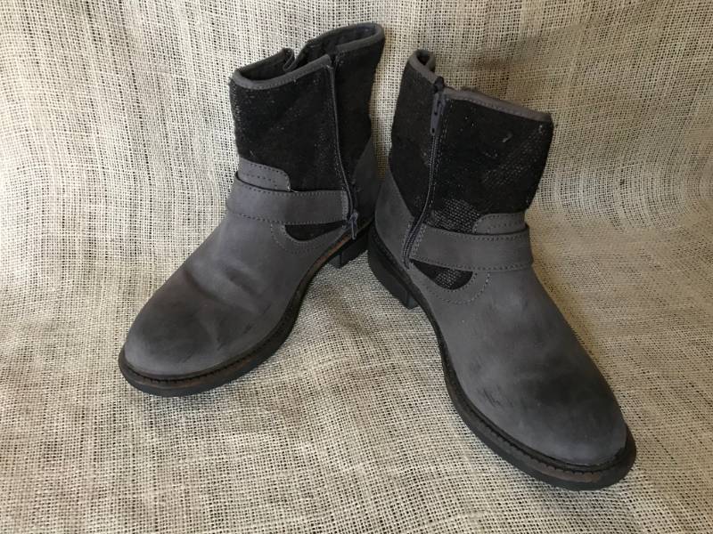 lot 1076 image: White Mountain ankle boots with fabric upper
