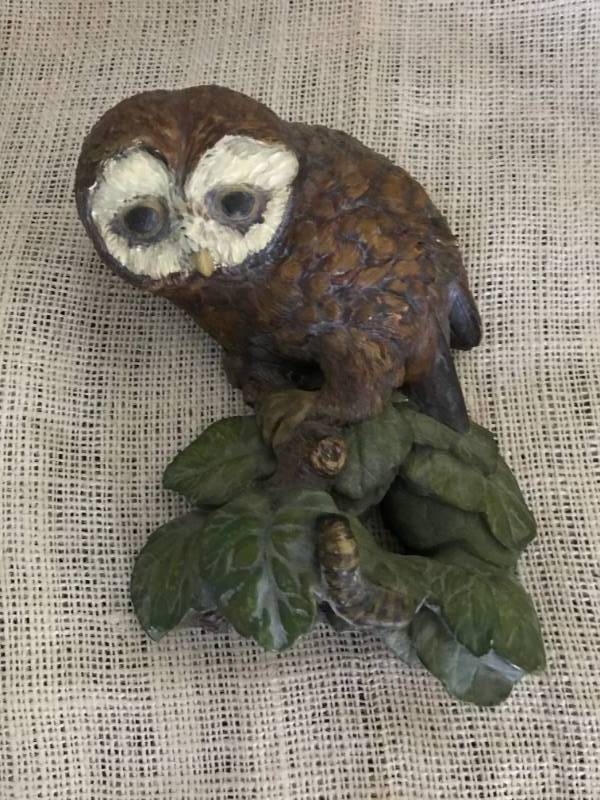 lot 1081 image: Ceramic Owl Wall Decor