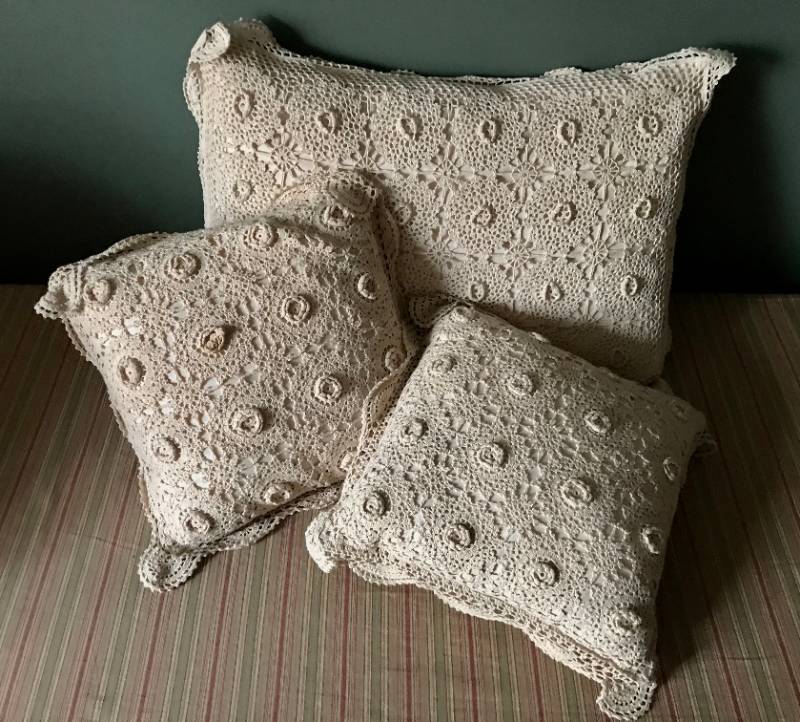lot 1101 image: Set of embroidery Pillows