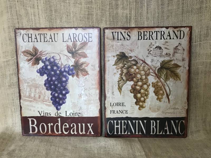 lot 1115 image: Set of 2 Tins Wall Decor with grapewine images