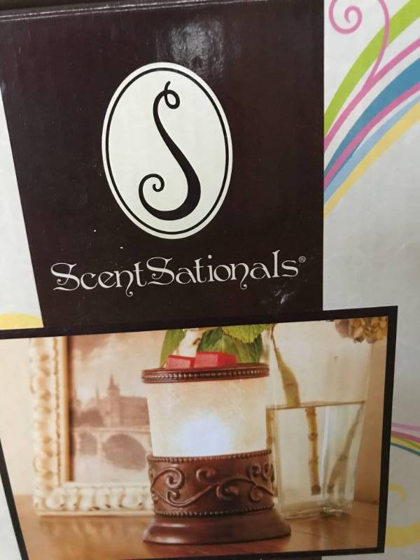 lot 1123 image: ScentSationals Wax Warmer in box