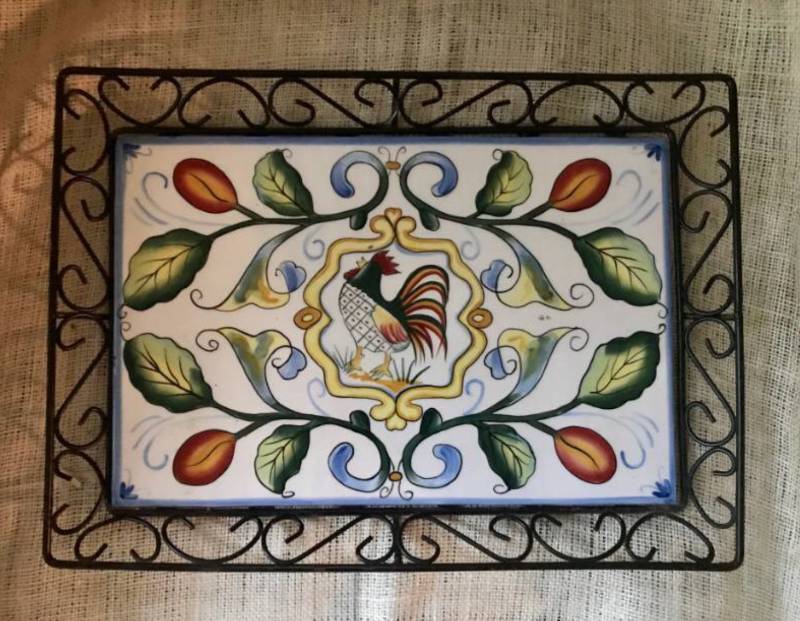 lot 1124 image: Fitz and Floyd Tray with large rooster tile-Hand crafted in Italy