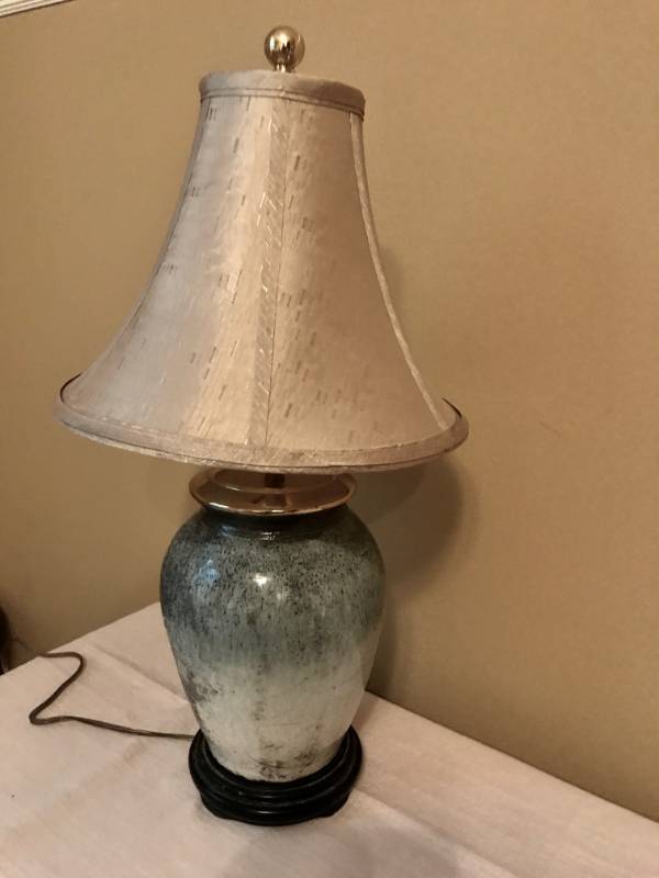 lot 1134 image: 20 Table Lamp with porcelain base and shade (works)