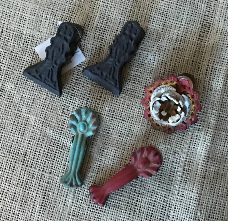 lot 1163 image: Assortment of fun clips (metal and cast iron)
