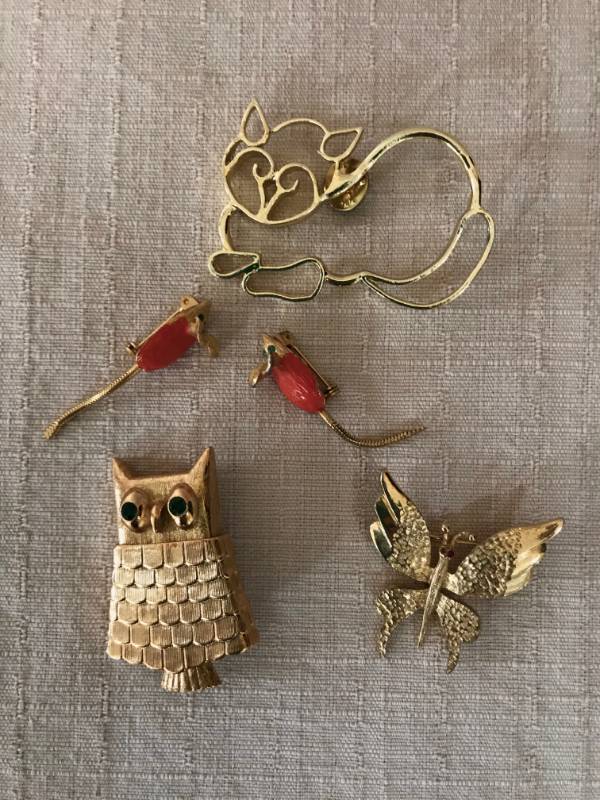 lot 1165 image: Assortment of gold animal pins (Cat, mouse, Owl, butterfly)