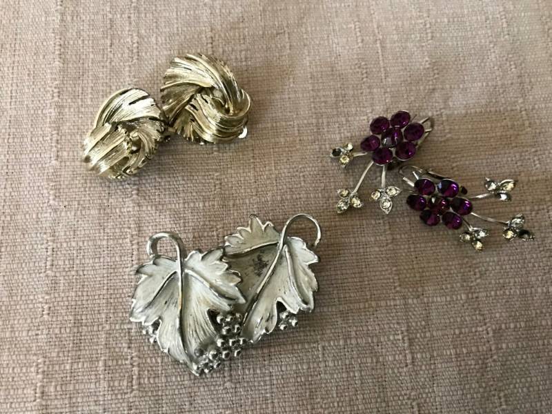 lot 1166 image: Assortment of clip earrings