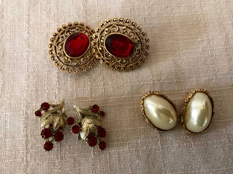 lot 1184 image: Assortment of clip earrings