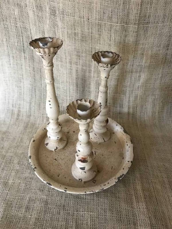 lot 1190 image: Rustic Antique White Candle Holdertray
