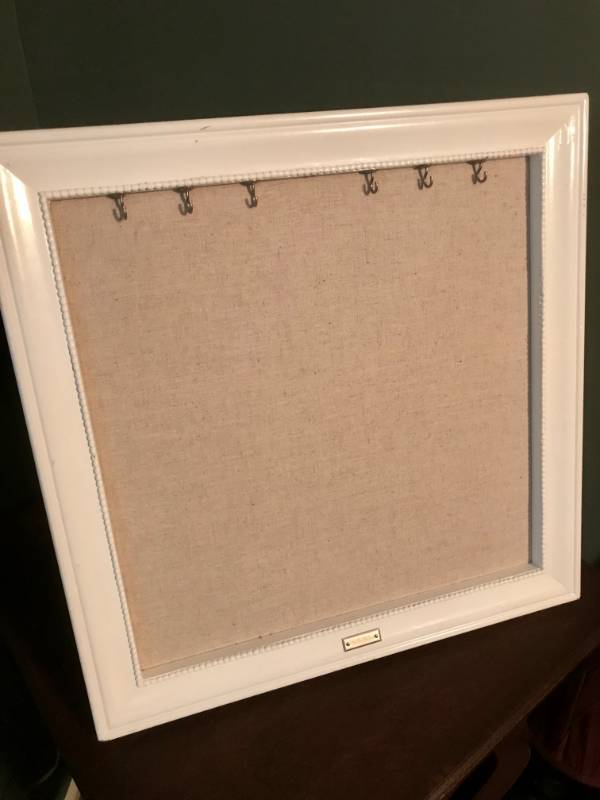 lot 1191 image: Stella and Dot Framed Jewelry Organizer